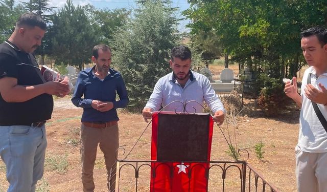 Kahramanmaraş'ta şehidin kabrindeki bayrak yenilendi
