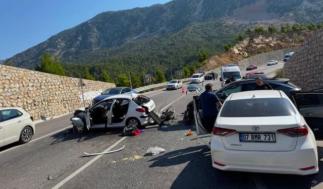 Karşı şeride geçen otomobil 3 araca çarptı! 4 kişi yaralandı