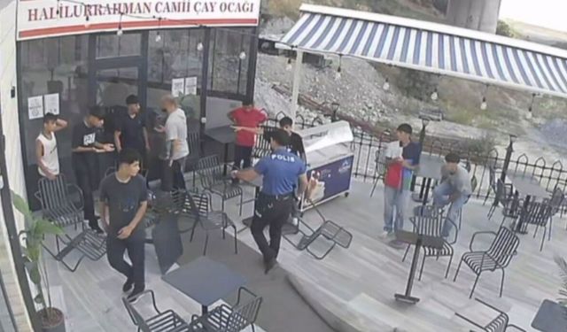 Komedi filmlerini aratmadı! Kavga cami avlusunda devam etti