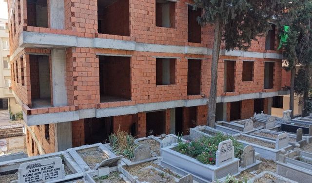 Mezarlık manzaralı sıfır daireler ilginç görüntüler oluşturdu