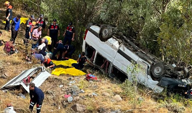 Minibüs uçuruma yuvarlandı; 4 ölü, 10 yaralı