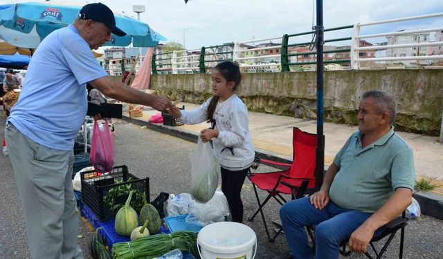 Pazarın en küçük esnafı Azra: 10 yaşında babası için tezgâh başına geçti