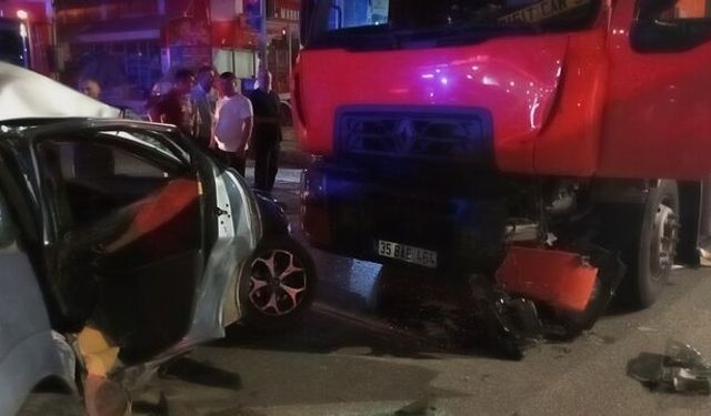 Samsun'da Kavşakta Feci Kaza! Kamyonun Çarptığı Otomobilde 3 Kişi Yaralandı