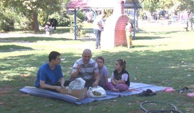 Sıcak havada Kahramanmaraşlıların kaçış noktası mesire alanları oldu