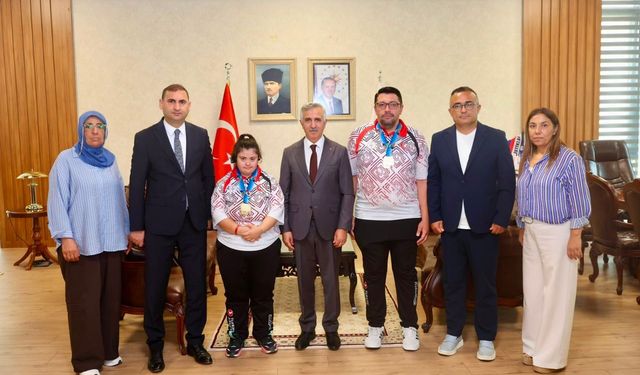 Vali Ünlüer dünya şampiyonu Zeynep Sude'yi ağırladı