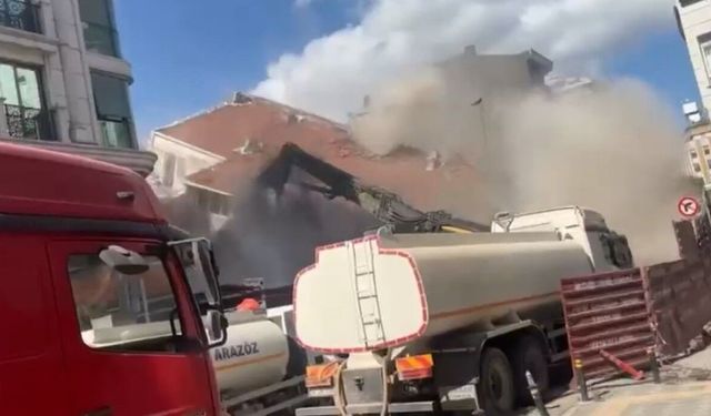 Yıkım sırasında 4 katlı bina aniden çöktü