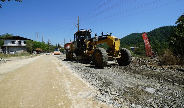 Kahramanmaraş Andırın'da 5 Kilometrelik Grup Yolu Sıcak Asfaltla Yenileniyor