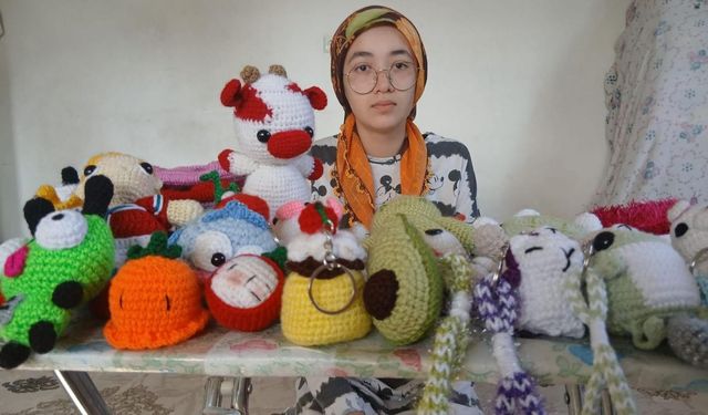 Afşinli lise öğrencisi Zeynep diyaliz hastası babası için ip bebek yapıyor