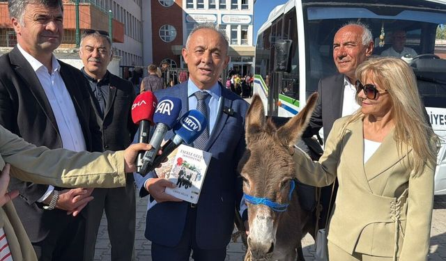 Eşekle Türkiye'yi geziyor, köy çocuklarına kitap ve kırtasiye dağıtıyor