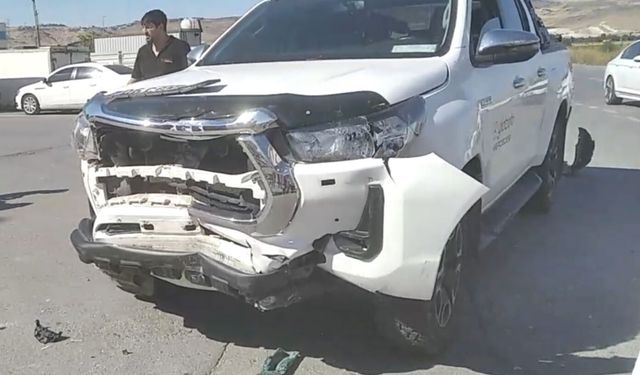Önce kamyonete, ardından park halindeki araçlara çarpan otomobildeki 2 kiyi yaralandı