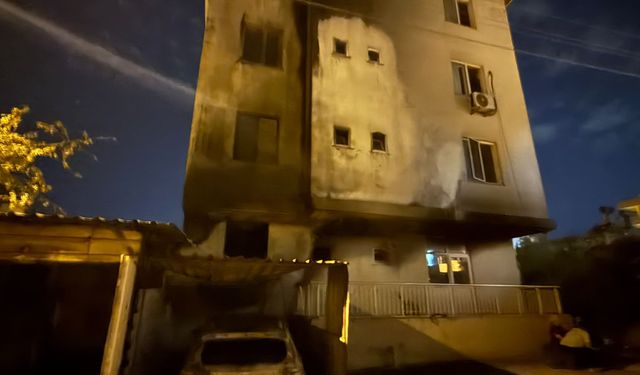 Antalya’da otomobil yandı! Alevler binaya sıçradı