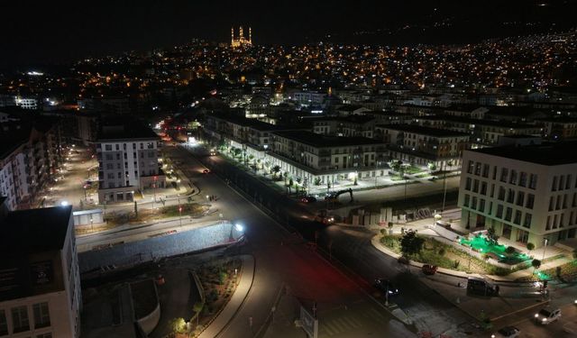 Kahramanmaraş'ta asfalt seferberliği 22 noktada sürdürüyor