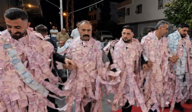 Aşiret düğününde para şovu yaşandı, deste deste paralarla halay çekti!