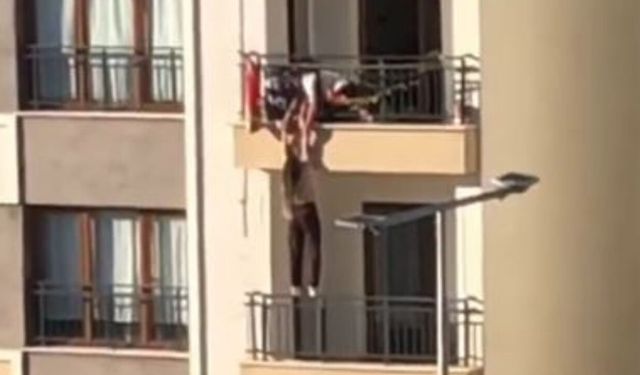 Balkondan düşmek üzere olan kız çocuğunu katları tırmanarak kurtardı