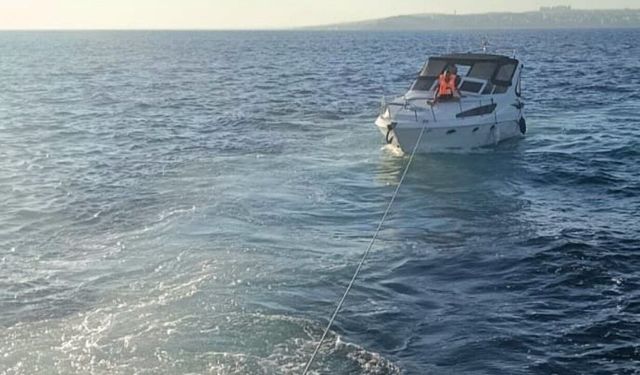 Beylikdüzü açıklarında makine arızası nedeniyle sürüklenen tekne kurtarıldı