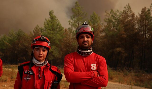 Deprem sonrası gönüllü olan çift orman yangınında omuz omuza mücadele ediyor
