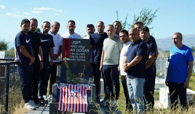 Depremde hayatını kaybeden futbolcu Hakan Doğan mezarı başında anıldı