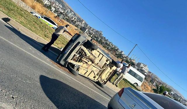 Kahramanmaraş’ta otomobil refüje çıkarak takla attı