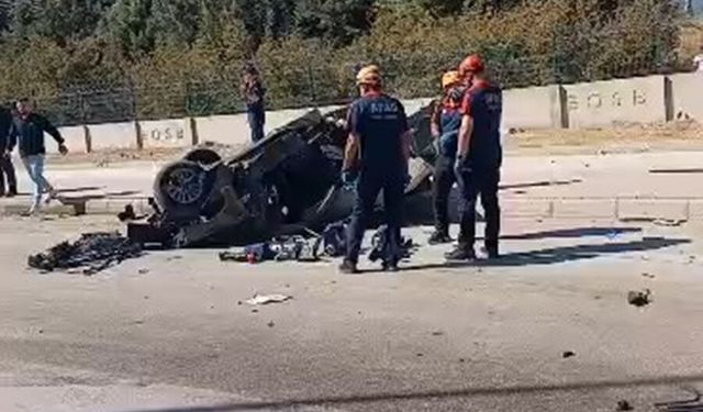 Elazığ’da İki Otomobil Çarpıştı! Araçlardan Biri İkiye Bölündü