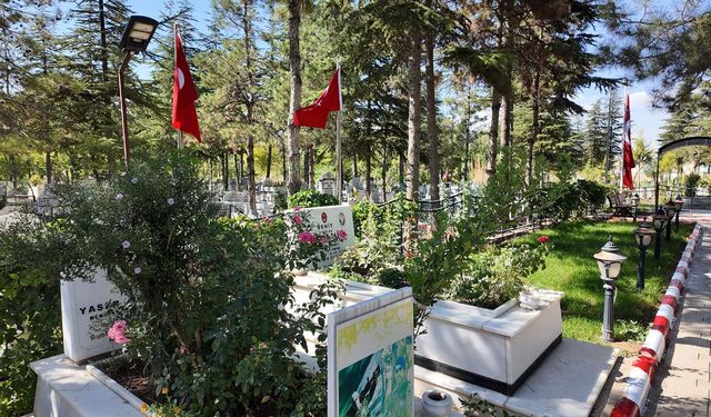 Elbistan mezarlıklarında bakım mesaisi sürüyor