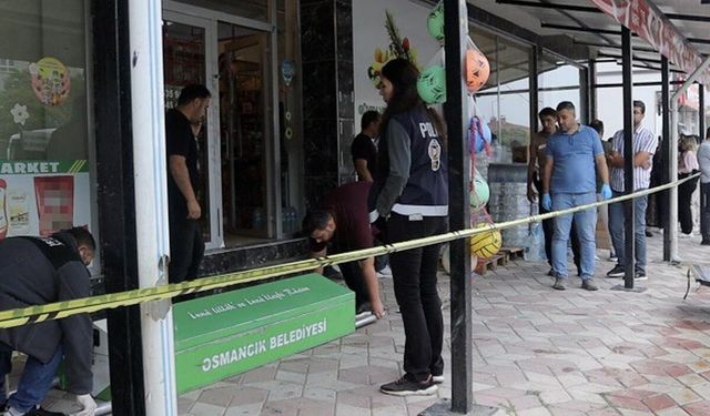 Eşini çalıştığı markette öldürüp aynı silahla intih*r etti