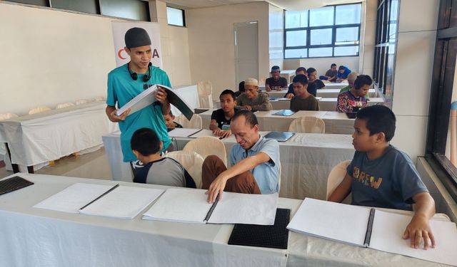 Filipinler'de Görme Engelli Öğrencilere Kabartma Kur'an Eğitimi