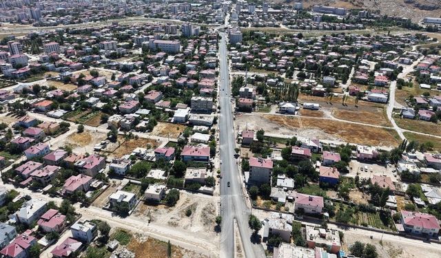 Kahramanmaraş Elbistan’da 2 kilometrelik Çilingir Caddesi sıcak asfaltla yenileniyor!