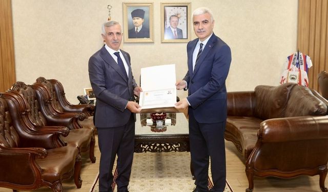 Kahramanmaraş’a veda eden Hasan Yiğit’e Başarı Belgesi