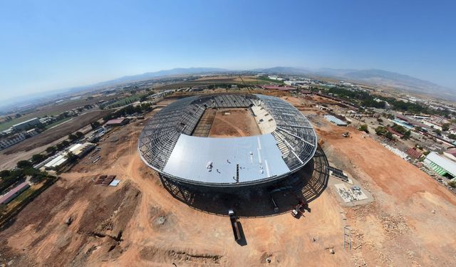 Kahramanmaraş'a yapılan 17 bin 500 kişilik stadyumda çatı kuruluyor