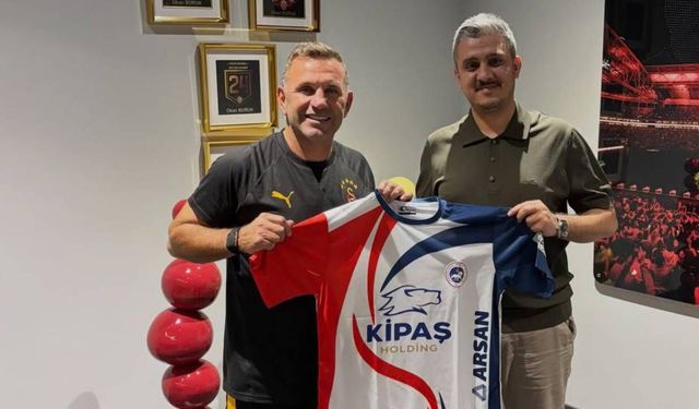 Kahramanmaraş’ın İstiklalspor Forması Okan Buruk’a hediye edildi