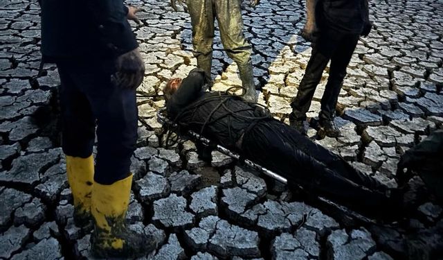 Kahramanmaraş’ta çamura saplanan yaşlı adam kurtarıldı