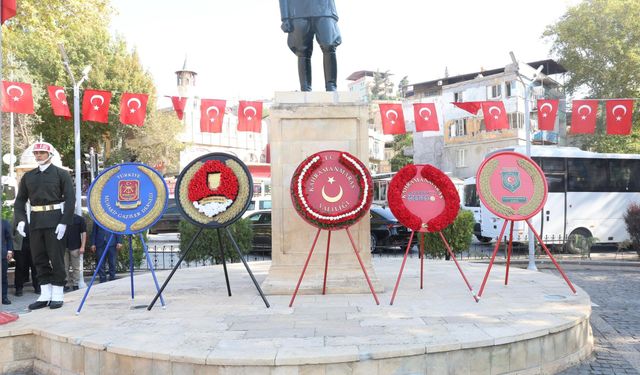 Kahramanmaraş’ta Gaziler Günü’nde Atatürk Anıtı’na çelenk sunuldu
