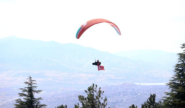 Kahramanmaraş’ta gökyüzü paraşütlerle doldu!