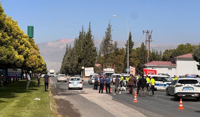 Kahramanmaraş’ta Motosiklet Polis Aracına Çarptı! 2 Kişi Yaralı