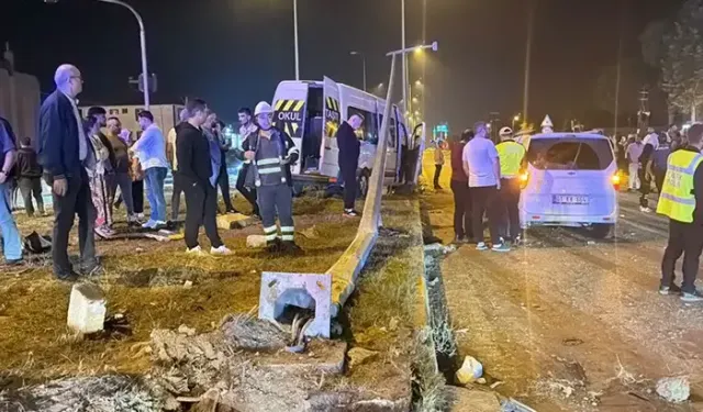 Minibüs ile hafif ticari araç çarpıştı; 21 yaralı