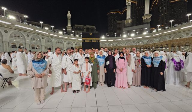 Okul saldırısında hayatını kaybedenlerin aileleri Kabe’de: Evlatları için dua ettiler