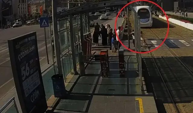 Raylara atlayan küçük kızı tişörtünden çekerek kurtardı