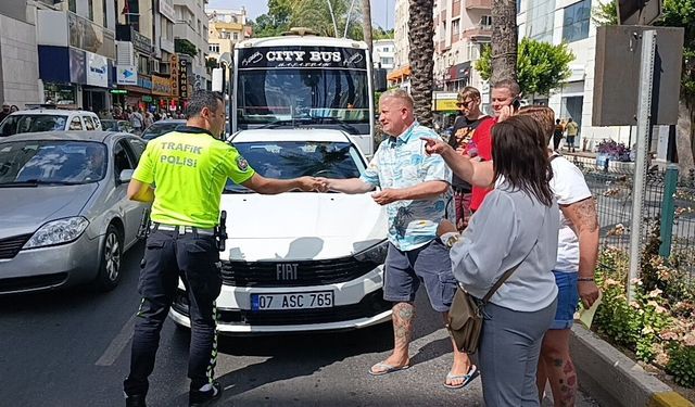 Yayalara yol veren turistin aracına minibüs çarptı