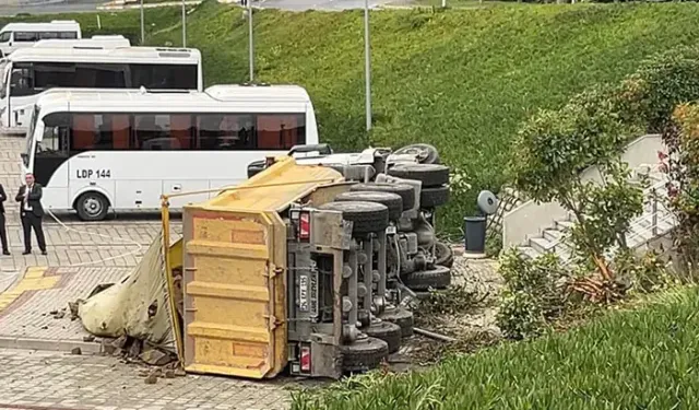2 araca çarpan hafriyat kamyonu bahçeye düştü: 2 yaralı