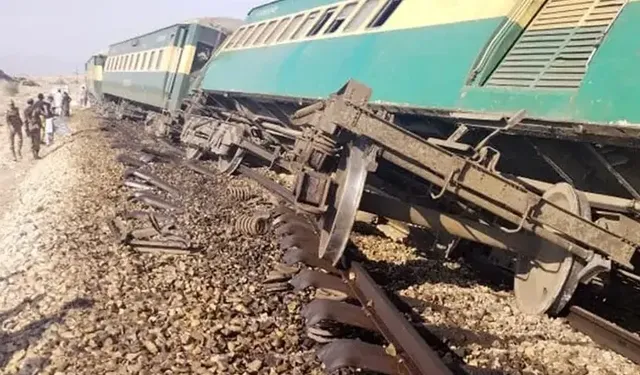 Tren raydan çıktı: 5 ölü