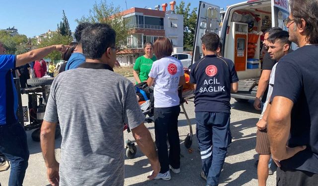 Antalya'da otomobil ile üç tekerlekli bisiklet çarpıştı: 2 yaralı