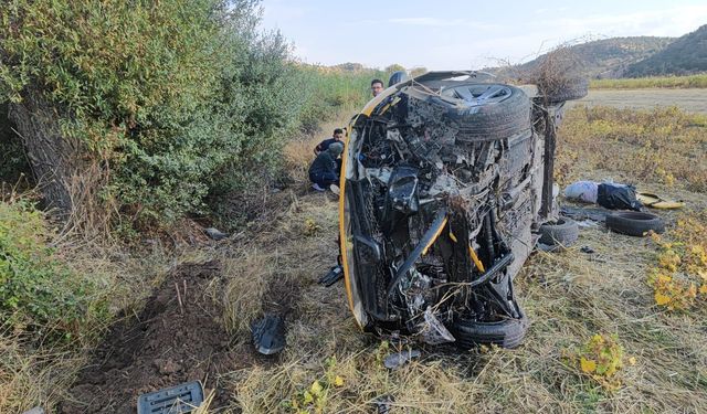 Adıyaman'da taksi şarampole devrildi: 5 yaralı