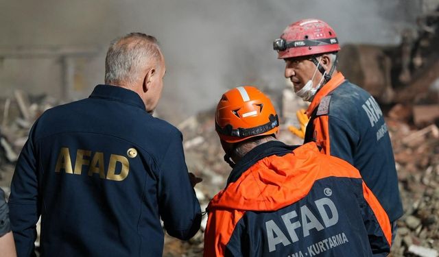 AFAD Başkanı Çöken Binada İncelemelerde Bulundu