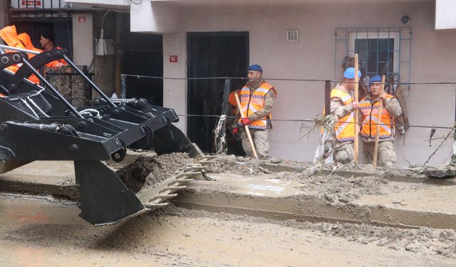 Ayazağa'da Sel Sonrası Temizliğe Jandarma Destek Verdi