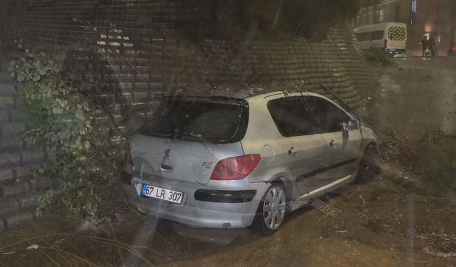 Beykoz'da sağanak hayatı olumsuz etkiledi; araçlar suya gömüldü, evleri su bastı