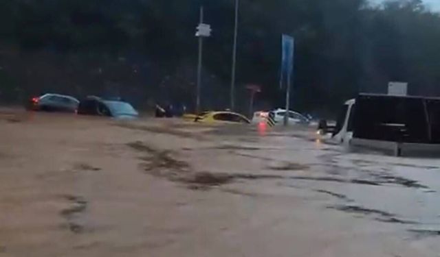 Beykoz'da sağanakla birlikte göle dönen yollarda, araçlarında mahsur kaldılar