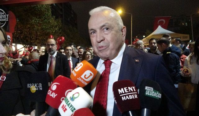 Bursa'da Cumhuriyet Yürüyüşü ve Can Bonomo Konseri Yapıldı