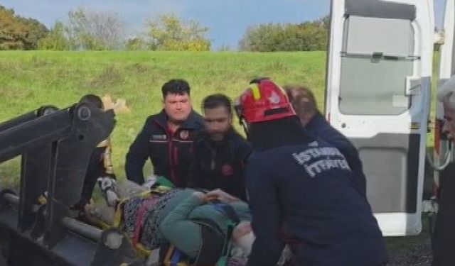 Çatalca'da sağanakta dere taştı; kolu kırılan kadın kepçeyle karşıya geçirildi