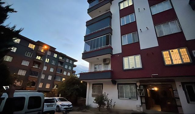 Çift ve 6 yaşındaki oğulları 2'nci kattan düştü; 1 ölü, 2 yaralı