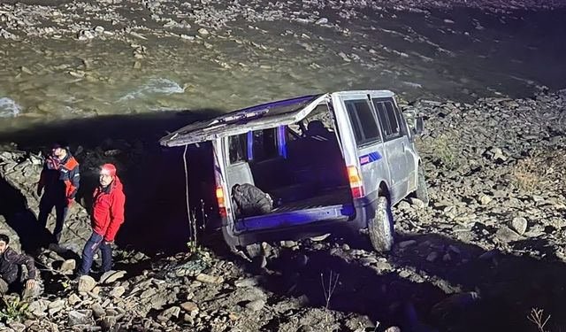 Hakkari'de Kaçak Göçmen Minibüsü Dereye Yuvarlandı